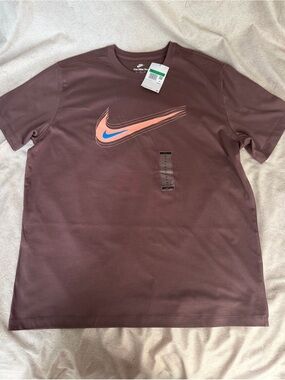 Nike Men’s Brown Short-Sleeve Tee with Peach & Blue Swoosh